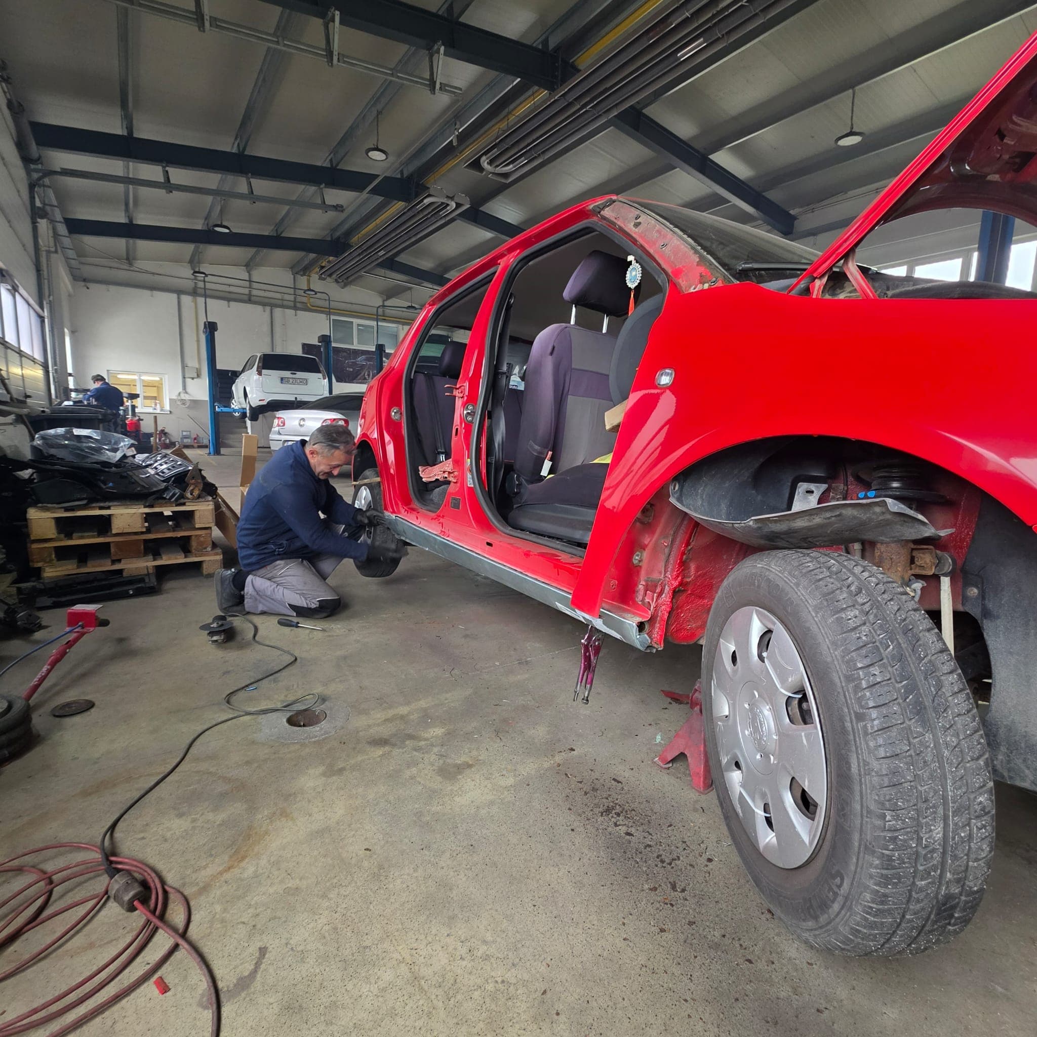 Tinichigerie auto Sibiu — mecanic la reparații prag și aripă